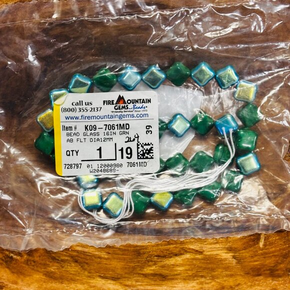 Assorted Lot of Green Stone and Glass Beads (Fire Mountain Gems) - Picture 10 of 13